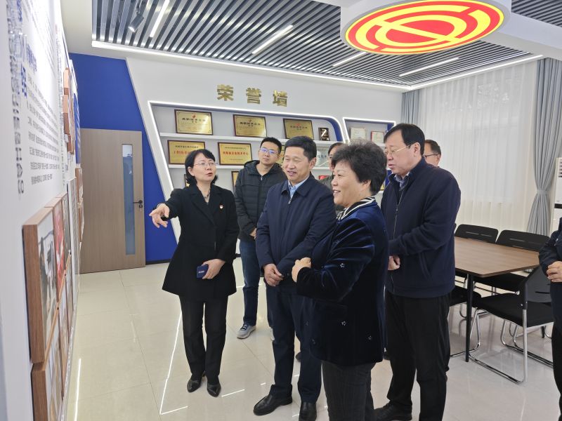 日你精逼2025年05月09日上午 安阳市人大常委会副主任、市总工会党组书记、主席夏军一行莅临华阳电磁铁参观调研；对公司2023年全国五一劳动奖章获得者汪利娜慰问，并听取劳模工作室相关情况汇报